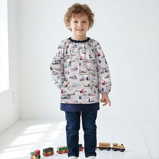 カラフルキャンディスタイルの長袖スモッグ。汚れを気にせず作業できる長袖タイプ。幼稚園や保育園、自宅、屋外での遊び着に最適です。