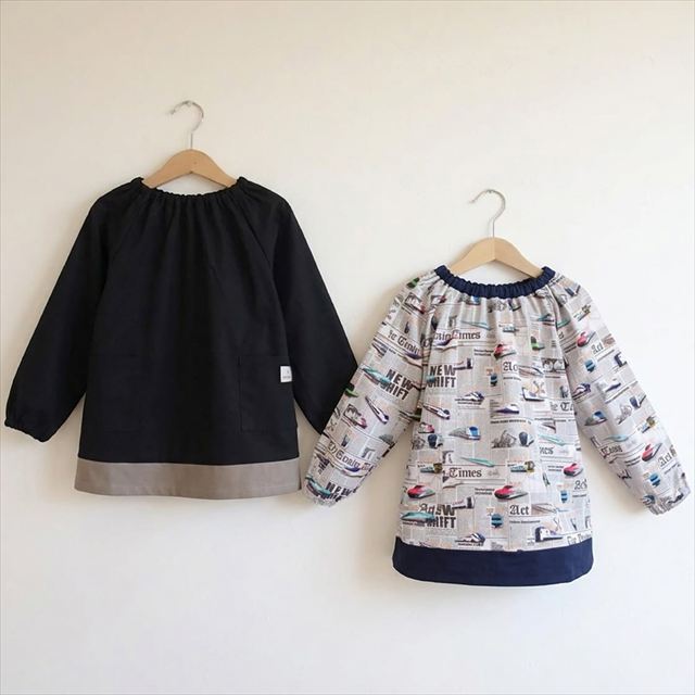 カラフルキャンディスタイルの長袖スモッグ。汚れを気にせず作業できる長袖タイプ。幼稚園や保育園、自宅、屋外での遊び着に最適です。