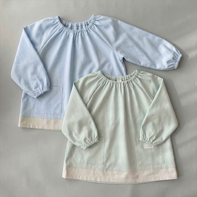カラフルキャンディスタイルの長袖スモッグ。汚れを気にせず作業できる長袖タイプ。幼稚園や保育園、自宅、屋外での遊び着に最適です。