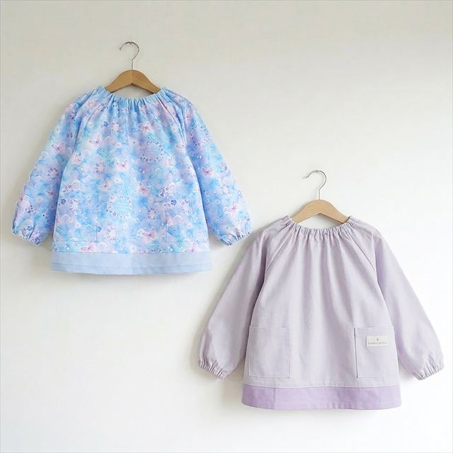 カラフルキャンディスタイルの長袖スモッグ。汚れを気にせず作業できる長袖タイプ。幼稚園や保育園、自宅、屋外での遊び着に最適です。