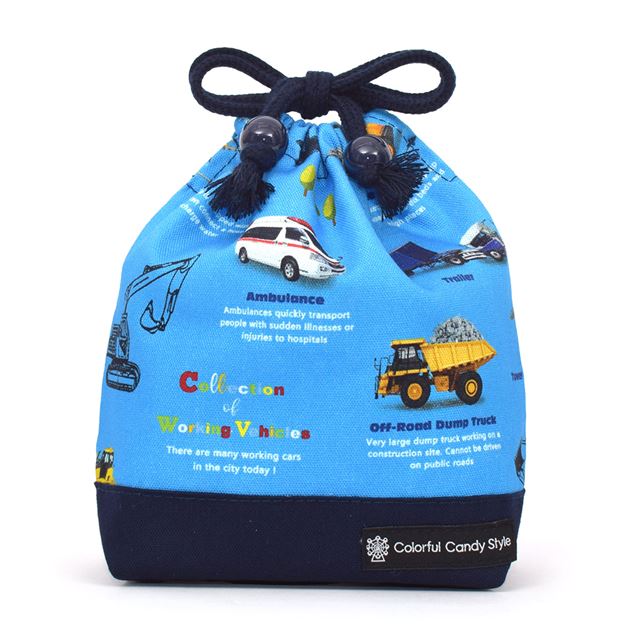 カラフルキャンディスタイルのコップ袋。幼児の持ち手付きのコップが収まるサイズ感。子どもたちが自分で楽に出し入れができます。