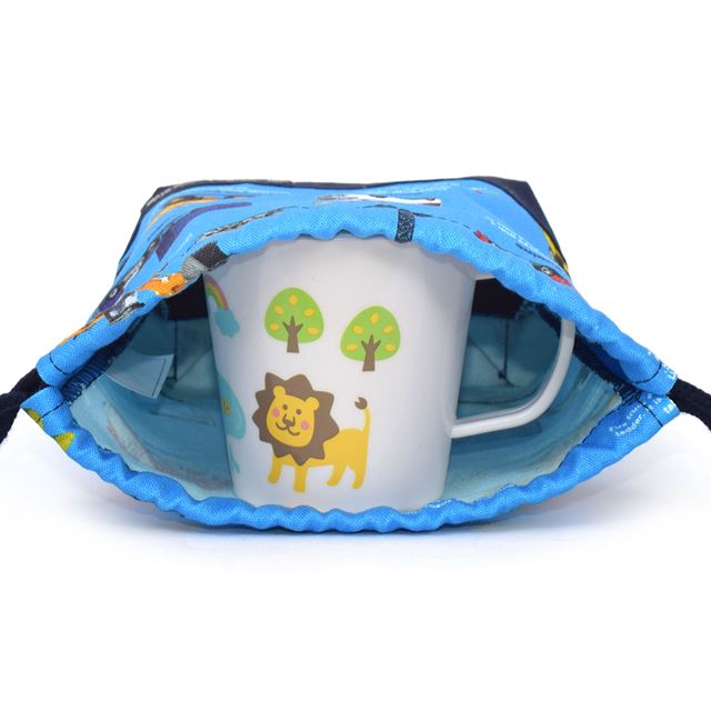 カラフルキャンディスタイルのコップ袋。幼児の持ち手付きのコップが収まるサイズ感。子どもたちが自分で楽に出し入れができます。