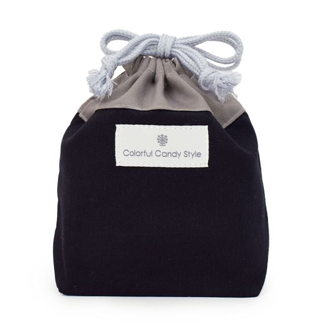 カラフルキャンディスタイルのコップ袋。幼児の持ち手付きのコップが収まるサイズ感。子どもたちが自分で楽に出し入れができます。