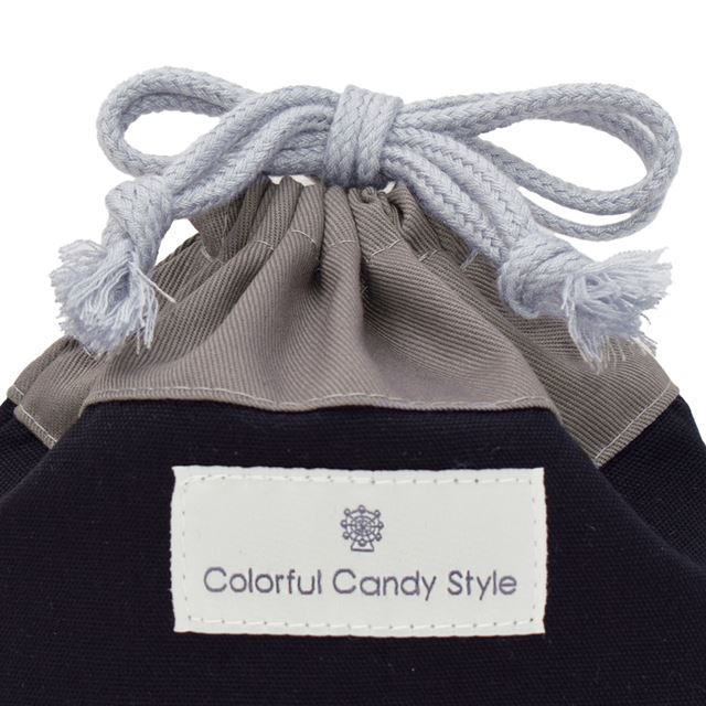 カラフルキャンディスタイルのコップ袋。幼児の持ち手付きのコップが収まるサイズ感。子どもたちが自分で楽に出し入れができます。