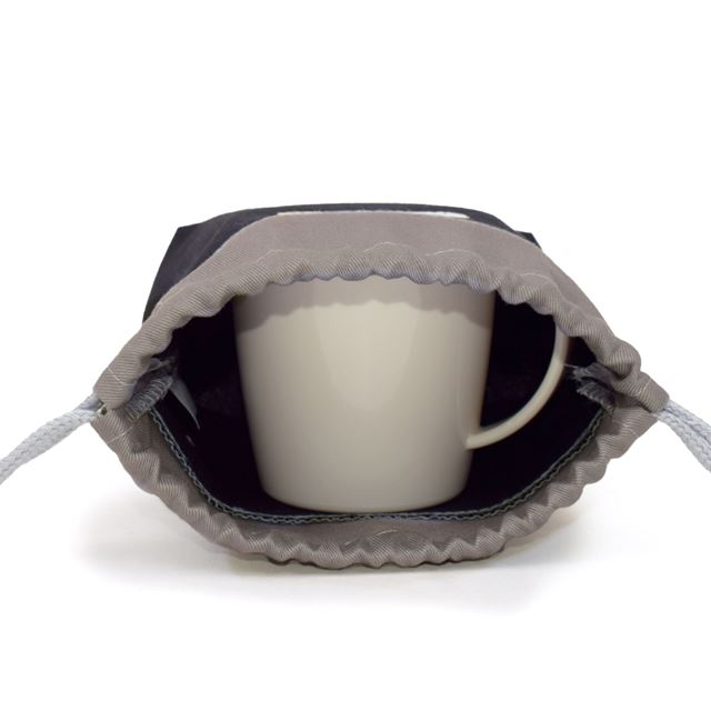 カラフルキャンディスタイルのコップ袋。幼児の持ち手付きのコップが収まるサイズ感。子どもたちが自分で楽に出し入れができます。