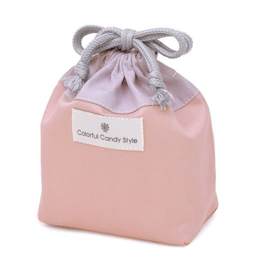 カラフルキャンディスタイルのコップ袋。幼児の持ち手付きのコップが収まるサイズ感。子どもたちが自分で楽に出し入れができます。