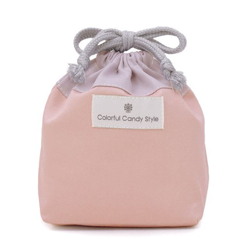 カラフルキャンディスタイルのコップ袋。幼児の持ち手付きのコップが収まるサイズ感。子どもたちが自分で楽に出し入れができます。