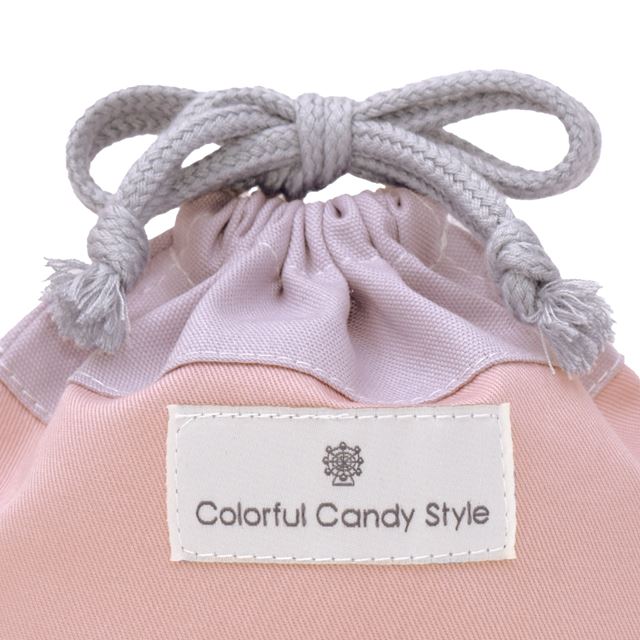 カラフルキャンディスタイルのコップ袋。幼児の持ち手付きのコップが収まるサイズ感。子どもたちが自分で楽に出し入れができます。