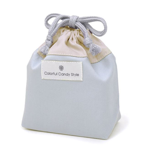 カラフルキャンディスタイルのコップ袋。幼児の持ち手付きのコップが収まるサイズ感。子どもたちが自分で楽に出し入れができます。