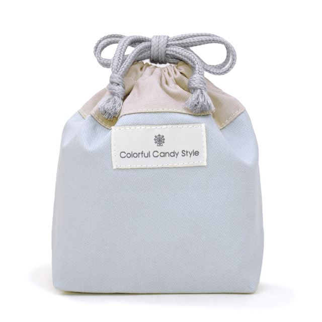 カラフルキャンディスタイルのコップ袋。幼児の持ち手付きのコップが収まるサイズ感。子どもたちが自分で楽に出し入れができます。