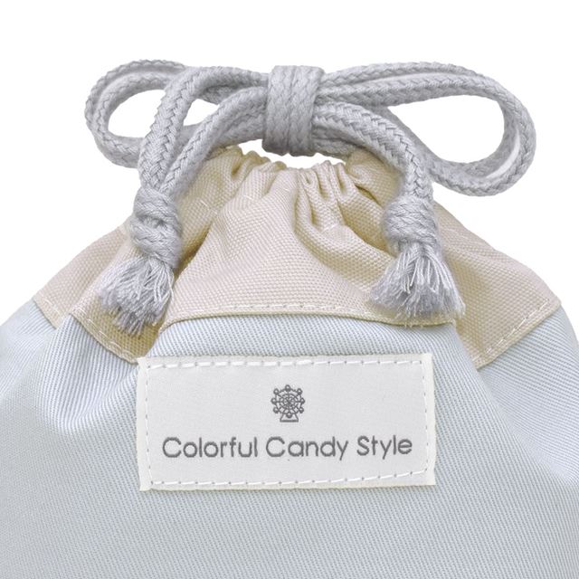 カラフルキャンディスタイルのコップ袋。幼児の持ち手付きのコップが収まるサイズ感。子どもたちが自分で楽に出し入れができます。