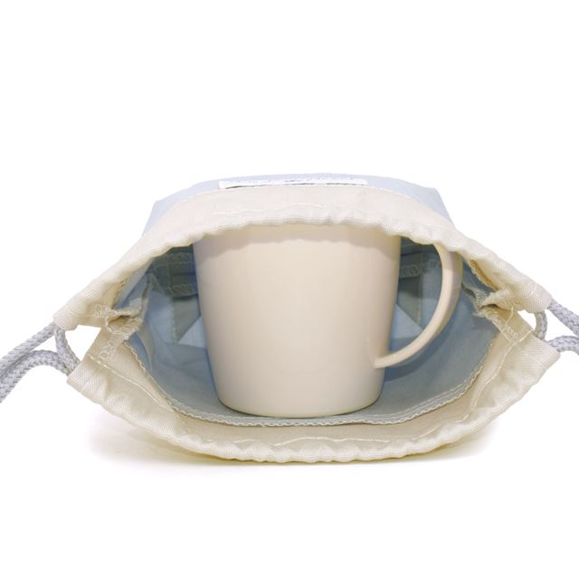 カラフルキャンディスタイルのコップ袋。幼児の持ち手付きのコップが収まるサイズ感。子どもたちが自分で楽に出し入れができます。