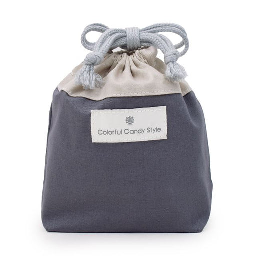 カラフルキャンディスタイルのコップ袋。幼児の持ち手付きのコップが収まるサイズ感。子どもたちが自分で楽に出し入れができます。