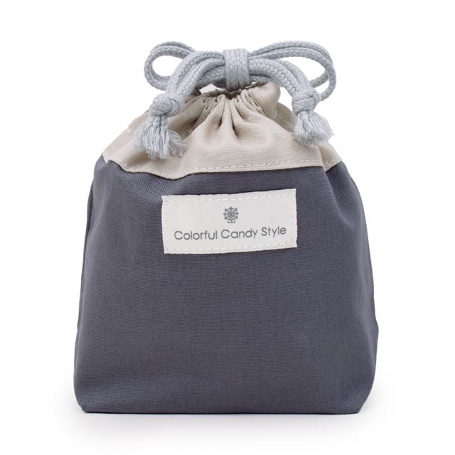 カラフルキャンディスタイルのコップ袋。幼児の持ち手付きのコップが収まるサイズ感。子どもたちが自分で楽に出し入れができます。