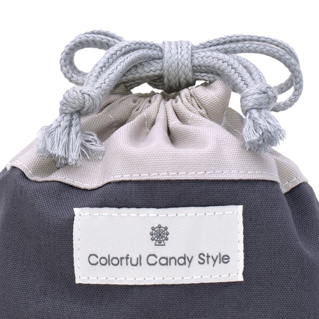 カラフルキャンディスタイルのコップ袋。幼児の持ち手付きのコップが収まるサイズ感。子どもたちが自分で楽に出し入れができます。