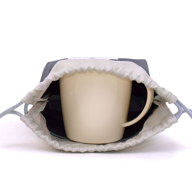 カラフルキャンディスタイルのコップ袋。幼児の持ち手付きのコップが収まるサイズ感。子どもたちが自分で楽に出し入れができます。