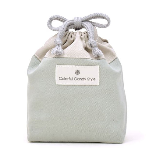 カラフルキャンディスタイルのコップ袋。幼児の持ち手付きのコップが収まるサイズ感。子どもたちが自分で楽に出し入れができます。