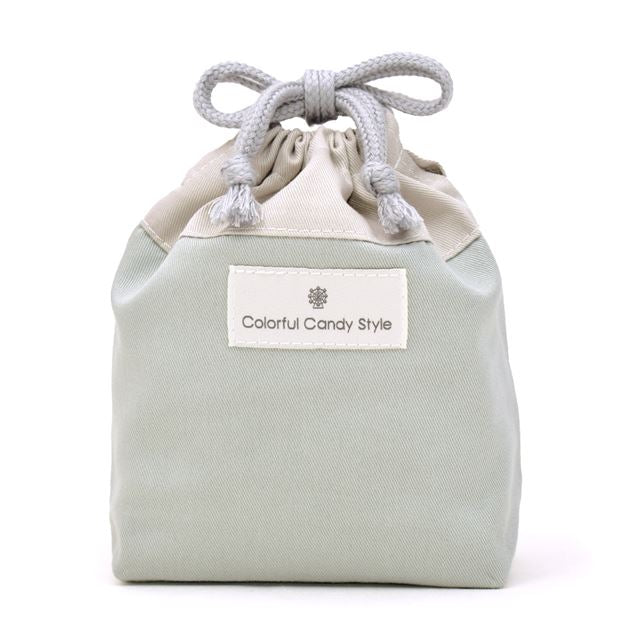 カラフルキャンディスタイルのコップ袋。幼児の持ち手付きのコップが収まるサイズ感。子どもたちが自分で楽に出し入れができます。