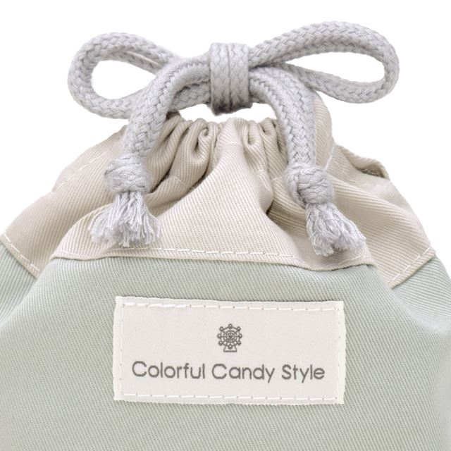 カラフルキャンディスタイルのコップ袋。幼児の持ち手付きのコップが収まるサイズ感。子どもたちが自分で楽に出し入れができます。