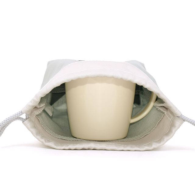 カラフルキャンディスタイルのコップ袋。幼児の持ち手付きのコップが収まるサイズ感。子どもたちが自分で楽に出し入れができます。