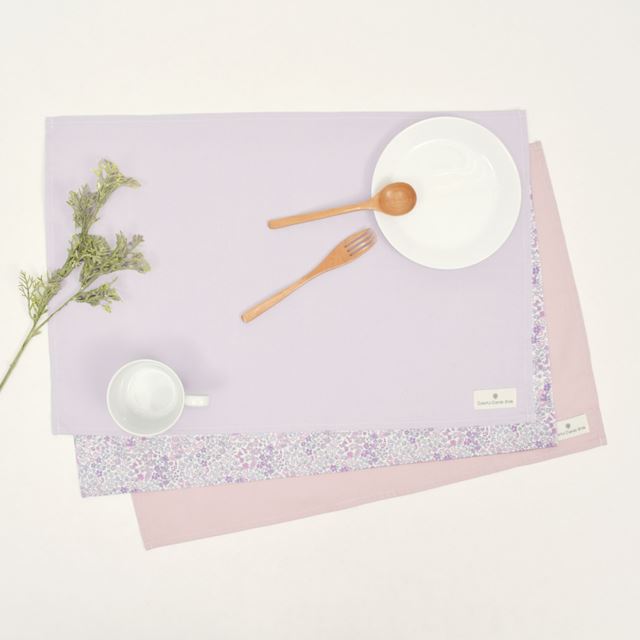 カラフルキャンディスタイルのランチョンマット。綿の布製で、便利な子供用大きめタイプ。男の子と女の子兼用で給食でも大活躍。