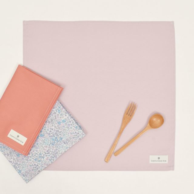 カラフルキャンディスタイルのランチクロス。給食トレーや食器の下に敷ける大きめサイズ。ランチボックスやコップ、スプーンも並べられます。