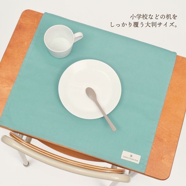 カラフルキャンディスタイルのランチクロス。給食トレーや食器の下に敷ける大きめサイズ。ランチボックスやコップ、スプーンも並べられます。