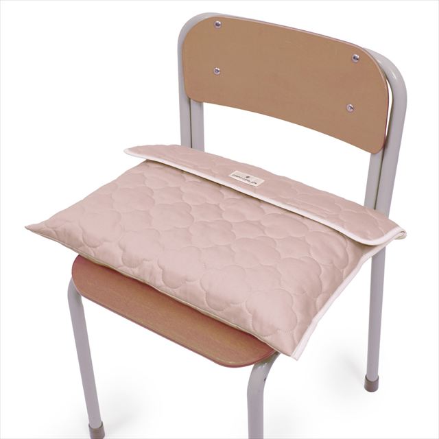 カラフルキャンディスタイルの防災頭巾カバー。おしゃれで背もたれや座布団にもできるタイプ。中綿入りキルティングの表面はシワになりにくく、小さな子どもにも扱いやすい安心素材です。