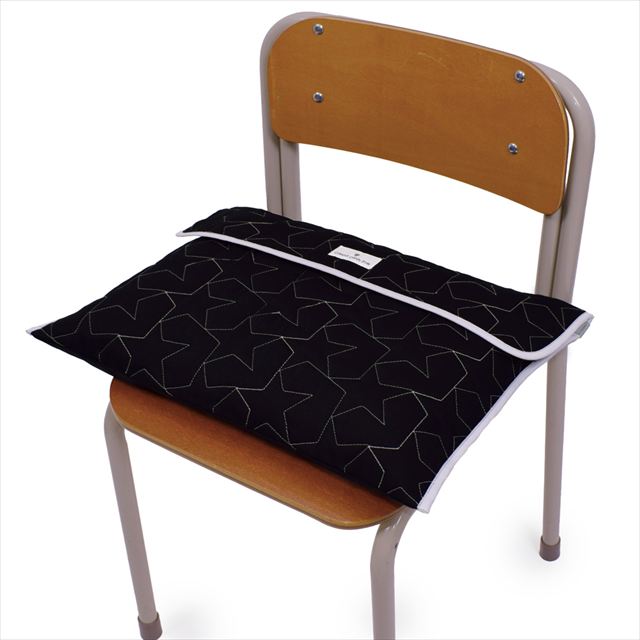 カラフルキャンディスタイルの防災頭巾カバー。おしゃれで背もたれや座布団にもできるタイプ。中綿入りキルティングの表面はシワになりにくく、小さな子どもにも扱いやすい安心素材です。