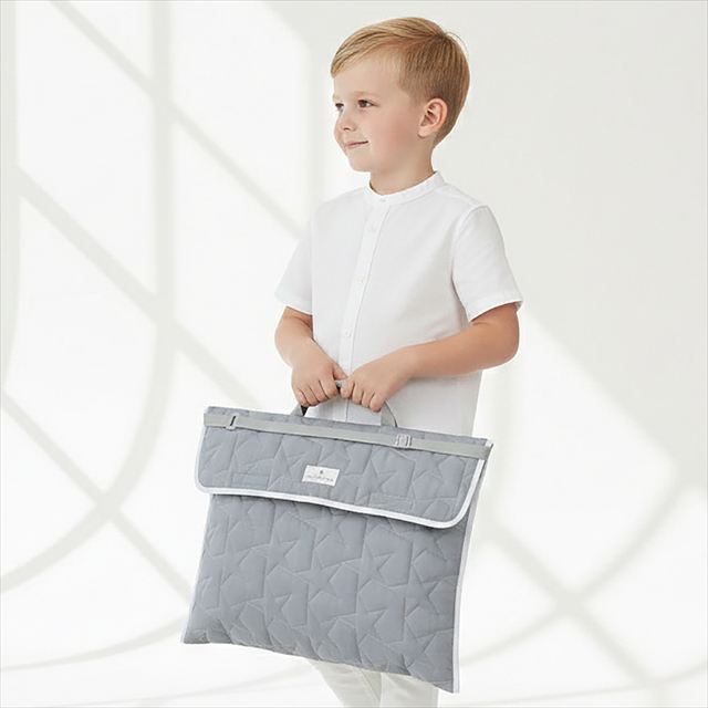 カラフルキャンディスタイルの防災頭巾カバー。おしゃれで背もたれや座布団にもできるタイプ。中綿入りキルティングの表面はシワになりにくく、小さな子どもにも扱いやすい安心素材です。