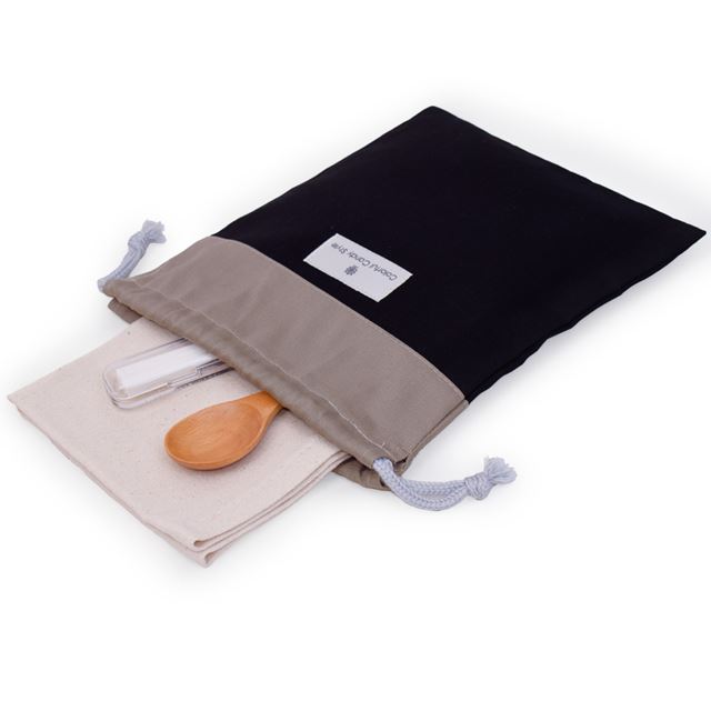 カラフルキャンディスタイルの給食袋。子供用で、ランチョンマットやお箸が入るおしゃれな巾着袋。男の子と女の子兼用で大活躍。