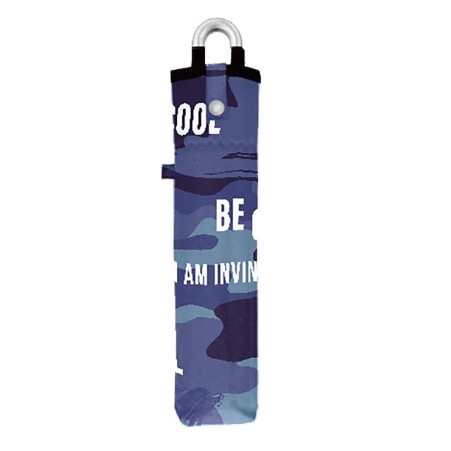 ペイント風のカモフラージュとクールなロゴがかっこいい！カバンに下げられるカラビナ手元仕様。