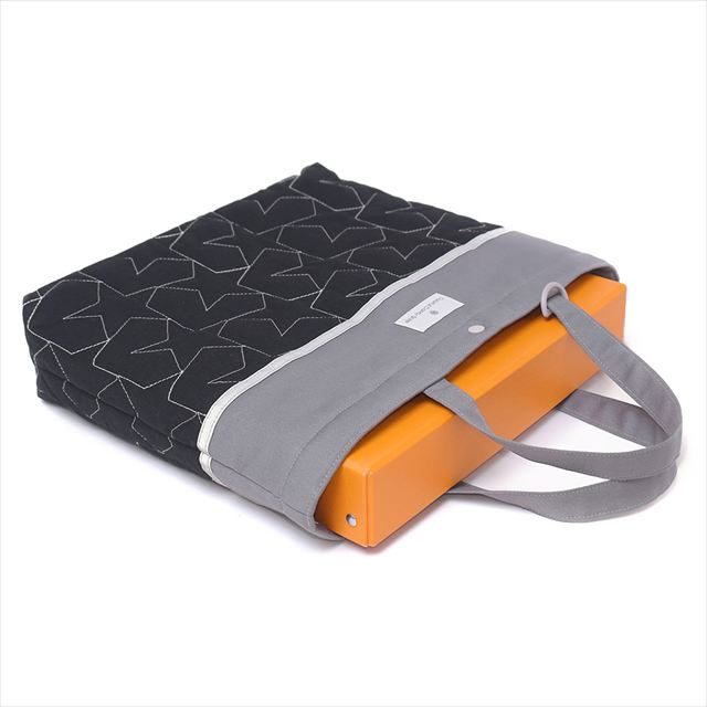 カラフルキャンディスタイルのマチ付きレッスンバッグ。丈夫なキルティング素材の手提げバッグ。男の子と女の子兼用で通園・通学でも大活躍。