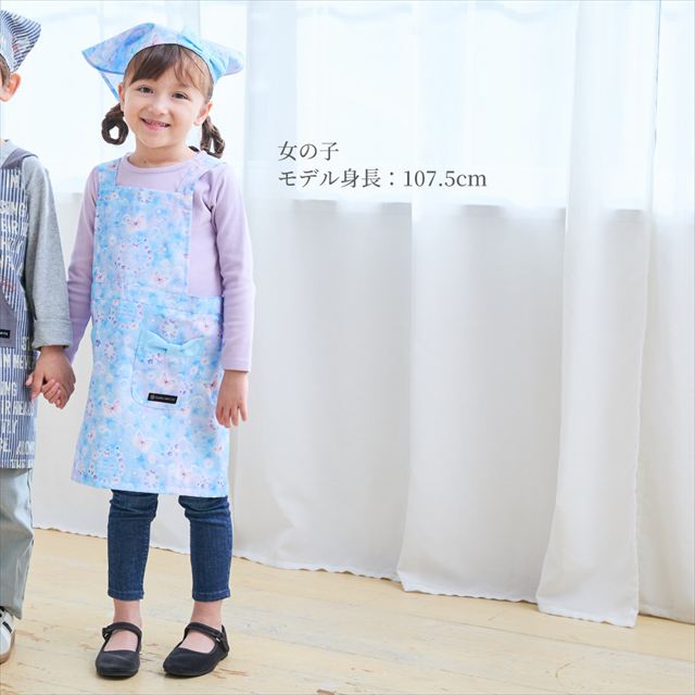 カラフルキャンディスタイルの三角巾付きキッズエプロン。子供用で、かぶるだけのバッククロスタイプ。男の子と女の子兼用で大活躍。