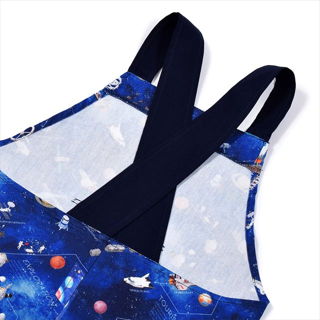 カラフルキャンディスタイルの三角巾付きキッズエプロン。子供用で、かぶるだけのバッククロスタイプ。男の子と女の子兼用で大活躍。