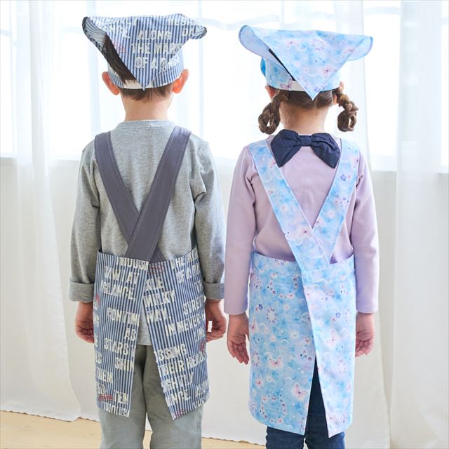 カラフルキャンディスタイルの三角巾付きキッズエプロン。子供用で、かぶるだけのバッククロスタイプ。男の子と女の子兼用で大活躍。