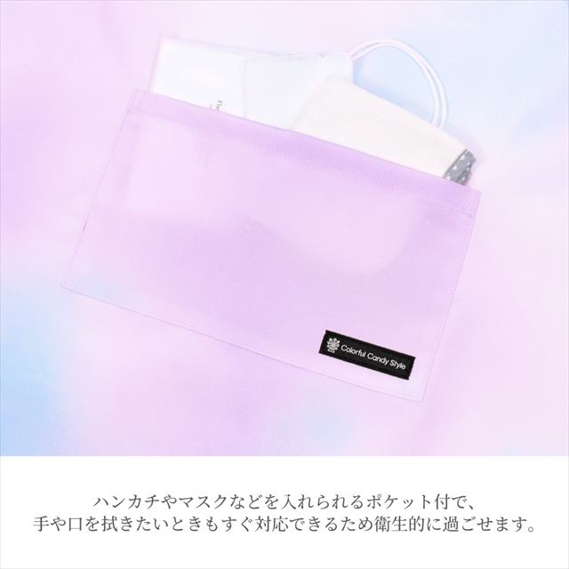 カラフルキャンディスタイルの三角巾付きキッズエプロン。水や液体が表面に弾いて滑り落ちるはっ水機能。調理実習やお手伝いなど、調理中や食べこぼしの汚れを防ぎ、汚れてもサッと拭くだけお手入れ簡単です。