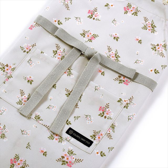 カラフルキャンディスタイルの三角巾付きキッズエプロン。水や液体が表面に弾いて滑り落ちるはっ水機能。調理実習やお手伝いなど、調理中や食べこぼしの汚れを防ぎ、汚れてもサッと拭くだけお手入れ簡単です。