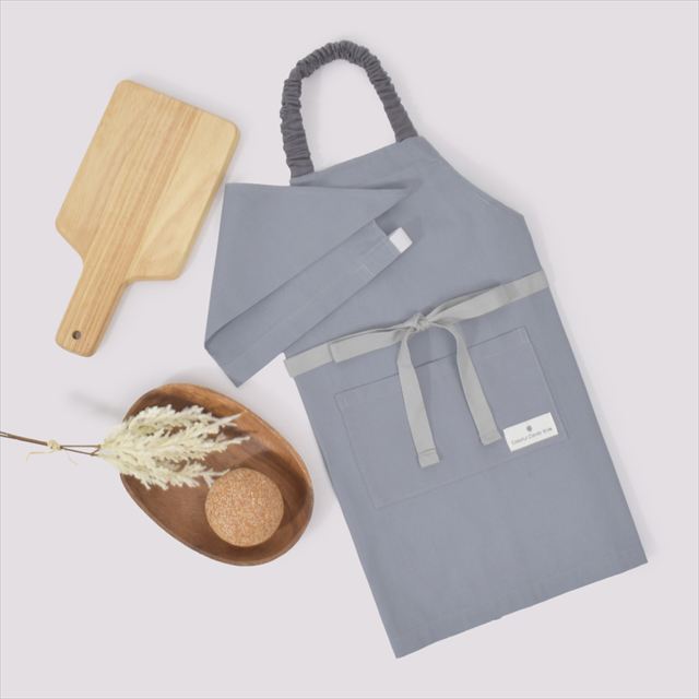 カラフルキャンディスタイルの三角巾付きキッズエプロン。水や液体が表面に弾いて滑り落ちるはっ水機能。調理実習やお手伝いなど、調理中や食べこぼしの汚れを防ぎ、汚れてもサッと拭くだけお手入れ簡単です。