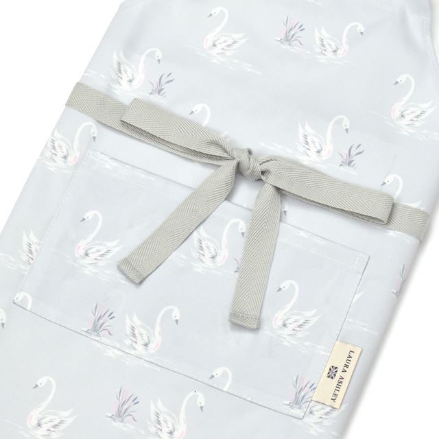 カラフルキャンディスタイルの三角巾付きキッズエプロン。水や液体が表面に弾いて滑り落ちるはっ水機能。調理実習やお手伝いなど、調理中や食べこぼしの汚れを防ぎ、汚れてもサッと拭くだけお手入れ簡単です。