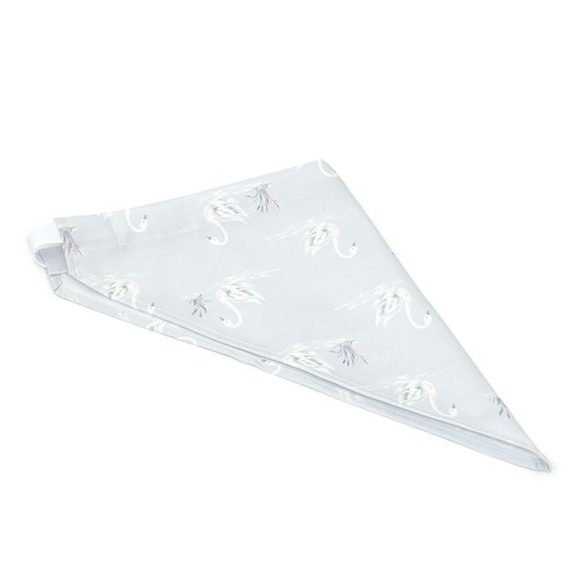 カラフルキャンディスタイルの三角巾付きキッズエプロン。水や液体が表面に弾いて滑り落ちるはっ水機能。調理実習やお手伝いなど、調理中や食べこぼしの汚れを防ぎ、汚れてもサッと拭くだけお手入れ簡単です。