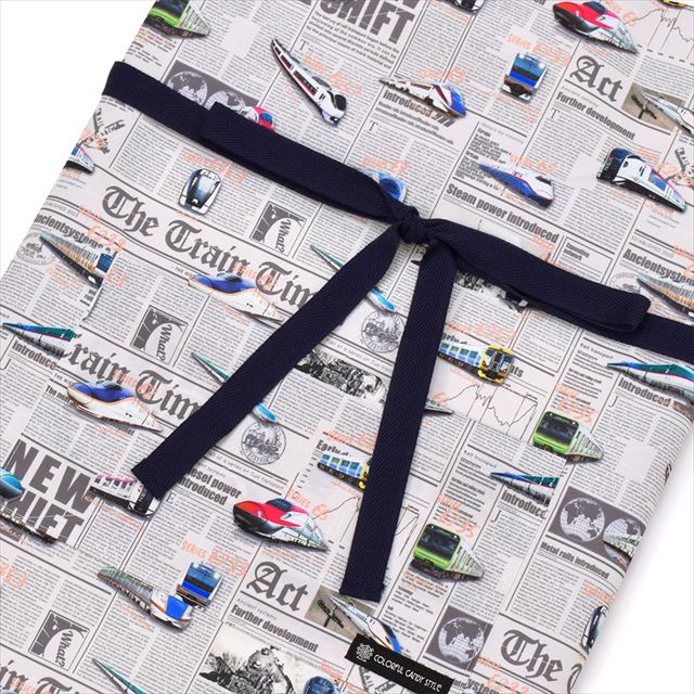 カラフルキャンディスタイルの三角巾付きキッズエプロン。水や液体が表面に弾いて滑り落ちるはっ水機能。調理実習やお手伝いなど、調理中や食べこぼしの汚れを防ぎ、汚れてもサッと拭くだけお手入れ簡単です。