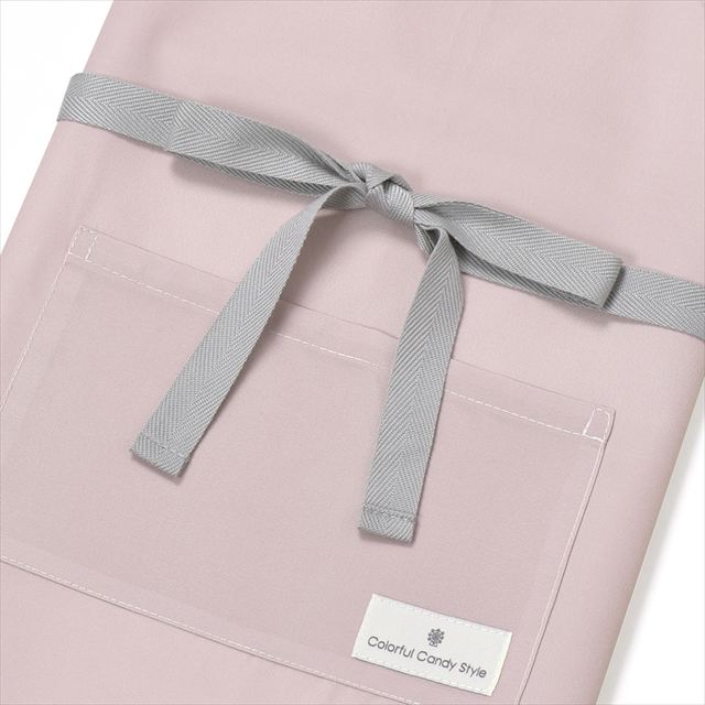 カラフルキャンディスタイルの三角巾付きキッズエプロン。水や液体が表面に弾いて滑り落ちるはっ水機能。調理実習やお手伝いなど、調理中や食べこぼしの汚れを防ぎ、汚れてもサッと拭くだけお手入れ簡単です。