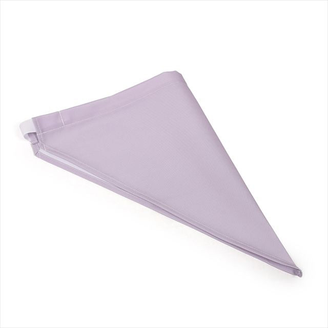 カラフルキャンディスタイルの三角巾付きキッズエプロン。水や液体が表面に弾いて滑り落ちるはっ水機能。調理実習やお手伝いなど、調理中や食べこぼしの汚れを防ぎ、汚れてもサッと拭くだけお手入れ簡単です。