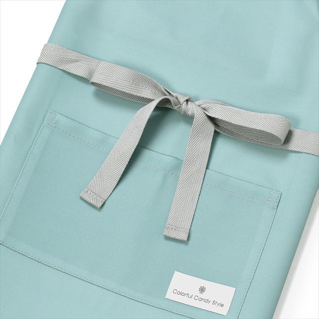 カラフルキャンディスタイルの三角巾付きキッズエプロン。水や液体が表面に弾いて滑り落ちるはっ水機能。調理実習やお手伝いなど、調理中や食べこぼしの汚れを防ぎ、汚れてもサッと拭くだけお手入れ簡単です。