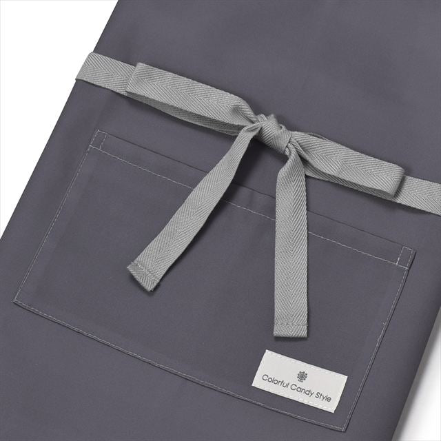 カラフルキャンディスタイルの三角巾付きキッズエプロン。水や液体が表面に弾いて滑り落ちるはっ水機能。調理実習やお手伝いなど、調理中や食べこぼしの汚れを防ぎ、汚れてもサッと拭くだけお手入れ簡単です。