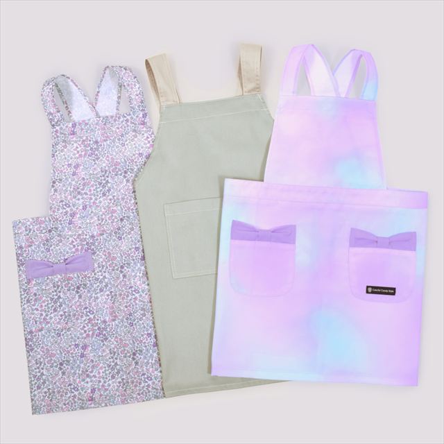 カラフルキャンディスタイルの三角巾付きキッズエプロン。水や液体が表面に弾いて滑り落ちるはっ水機能。調理実習やお手伝いなど、調理中や食べこぼしの汚れを防ぎ、汚れてもサッと拭くだけお手入れ簡単です。