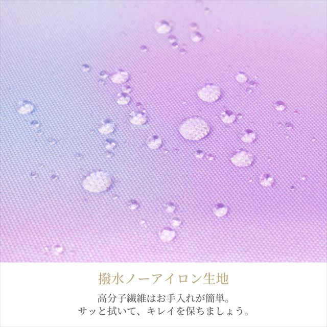 カラフルキャンディスタイルの三角巾付きキッズエプロン。水や液体が表面に弾いて滑り落ちるはっ水機能。調理実習やお手伝いなど、調理中や食べこぼしの汚れを防ぎ、汚れてもサッと拭くだけお手入れ簡単です。