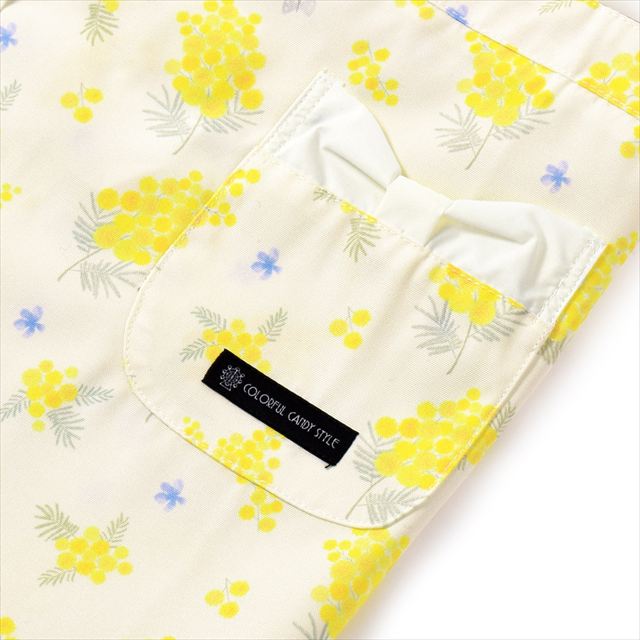 カラフルキャンディスタイルの三角巾付きキッズエプロン。水や液体が表面に弾いて滑り落ちるはっ水機能。調理実習やお手伝いなど、調理中や食べこぼしの汚れを防ぎ、汚れてもサッと拭くだけお手入れ簡単です。