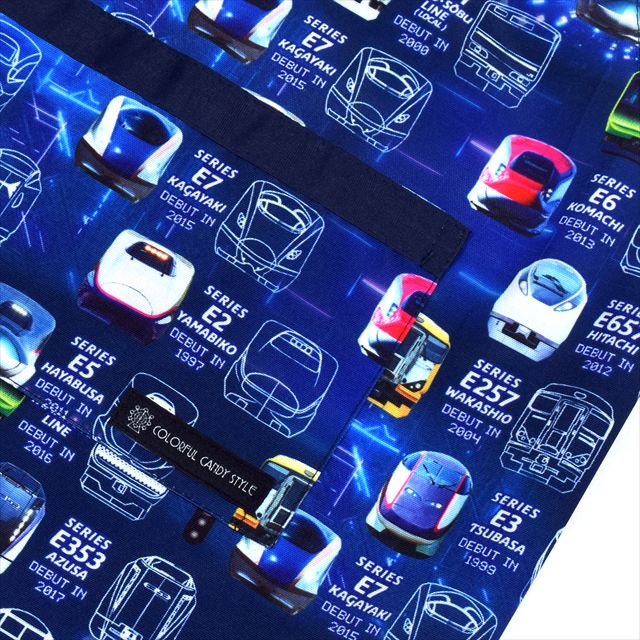 カラフルキャンディスタイルの三角巾付きキッズエプロン。水や液体が表面に弾いて滑り落ちるはっ水機能。調理実習やお手伝いなど、調理中や食べこぼしの汚れを防ぎ、汚れてもサッと拭くだけお手入れ簡単です。